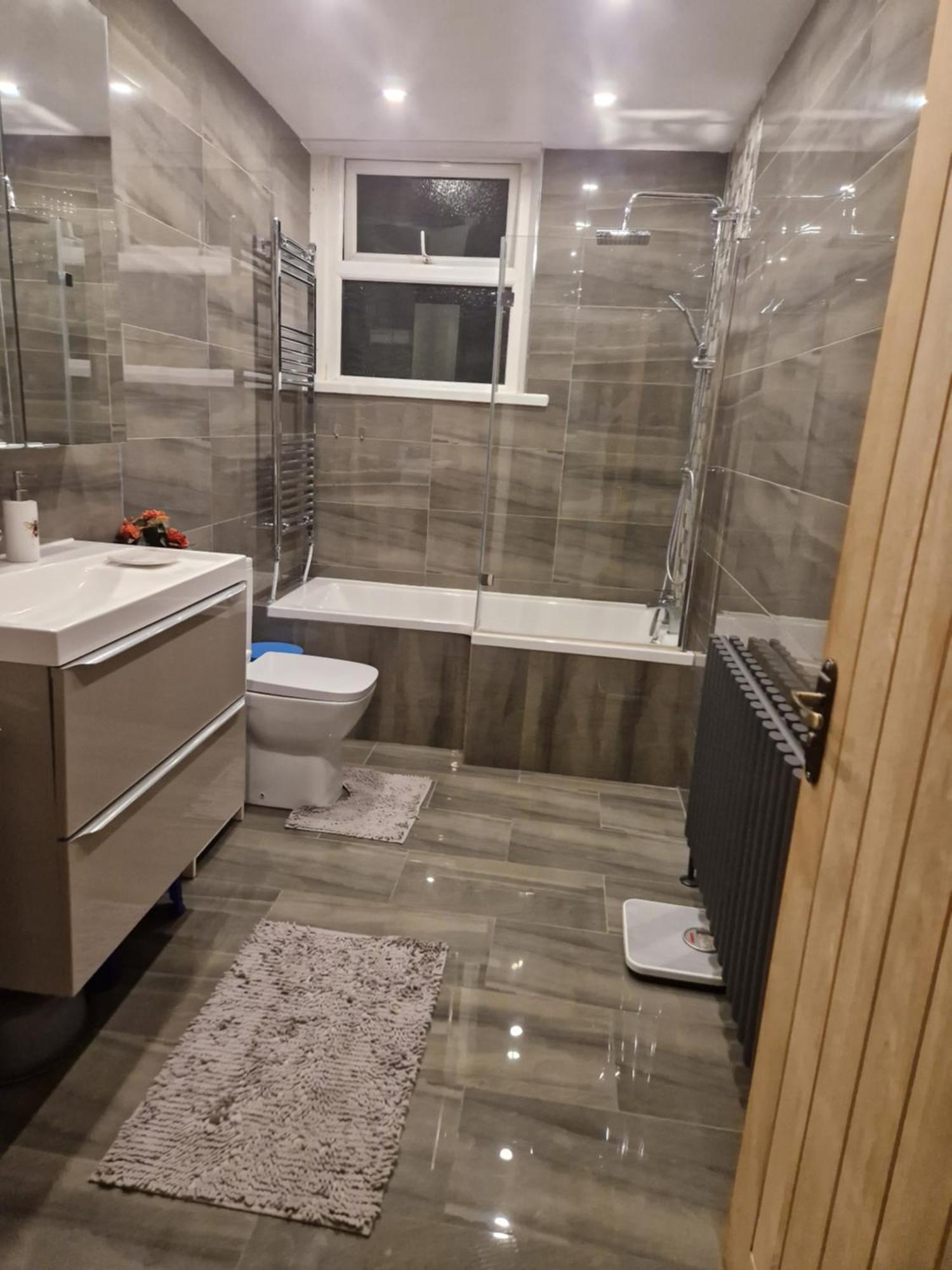 ليدز Kayumba Properties Ltd المظهر الخارجي الصورة